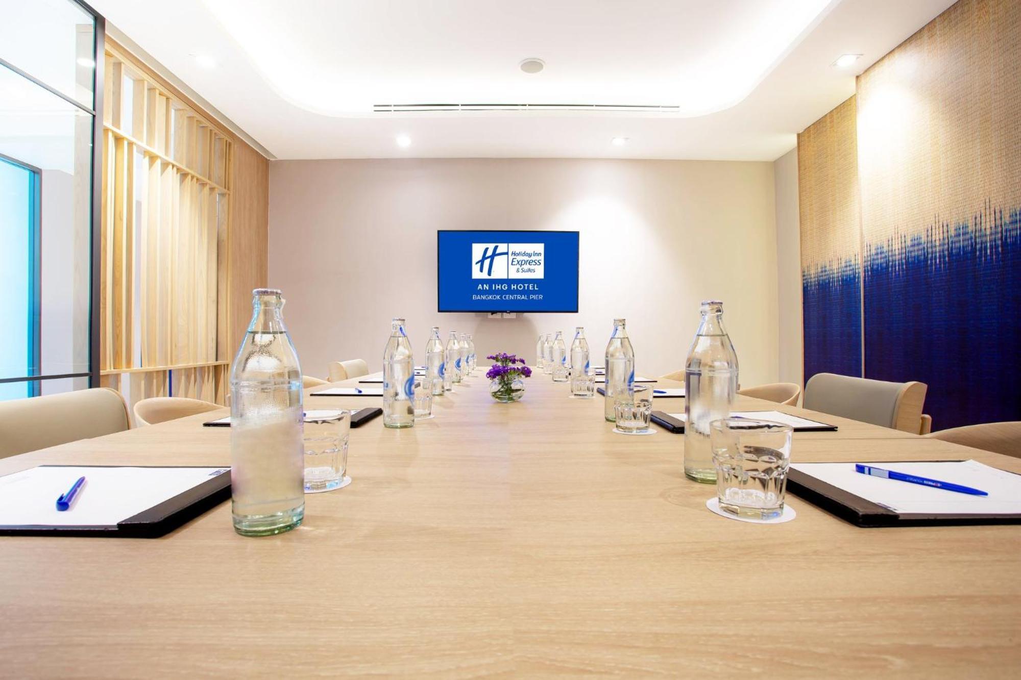 Holiday Inn Express & Suites Bangkok Central Pier By Ihg Екстериор снимка