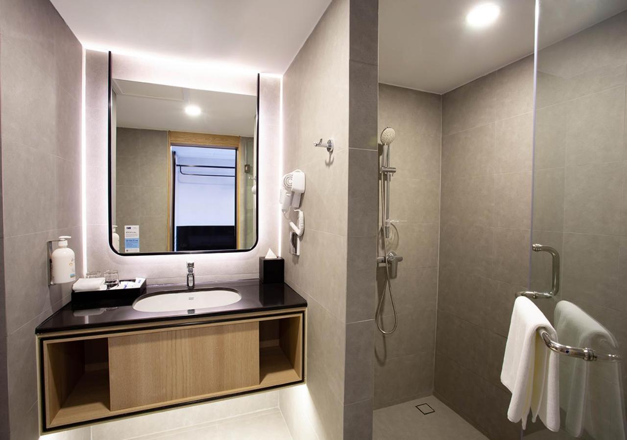 Holiday Inn Express & Suites Bangkok Central Pier By Ihg Екстериор снимка